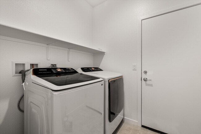 Building Photo - Spacious 3-Bed, 2-Bath Home with 2-Car Garage & Open Floor Plan