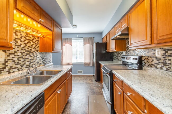 Building Photo - Spacious end-unit three-level townhome featuring 2 bedrooms and 2.5 bathrooms