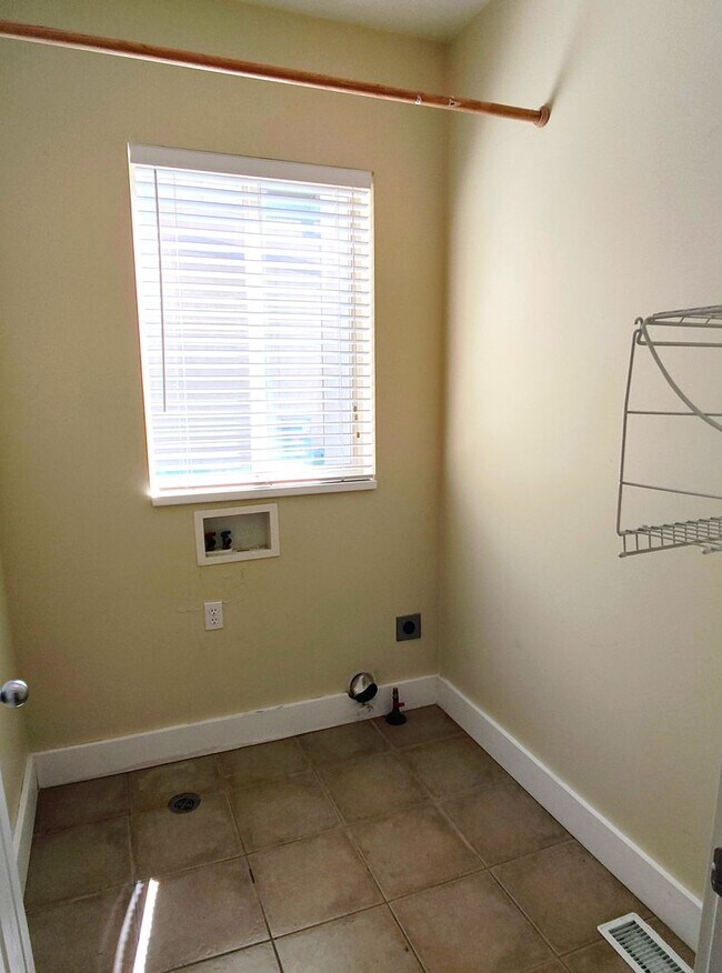 Building Photo - Beautiful 4 Bd 2.5 Bath Home in Sandy