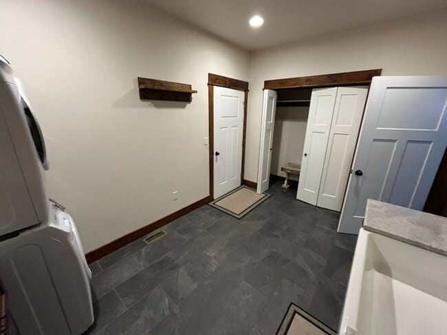 Building Photo - 4 Bedroom Home for Rent in West Bozeman! W...