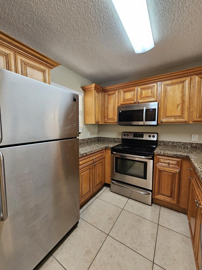 Building Photo - 1523 Lake Crystal Dr