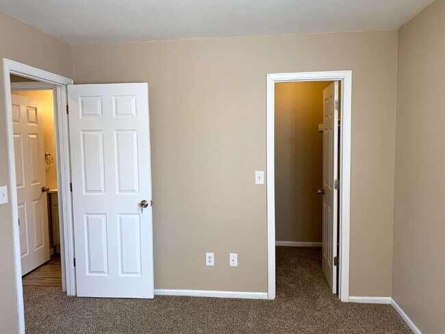 Building Photo - "Spacious 4-Bedroom Haven with 2 Full Baths in Prime Fort Collins Location!"