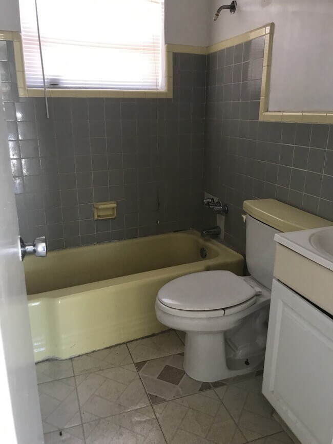 Building Photo - Large 3-2 house in Dania