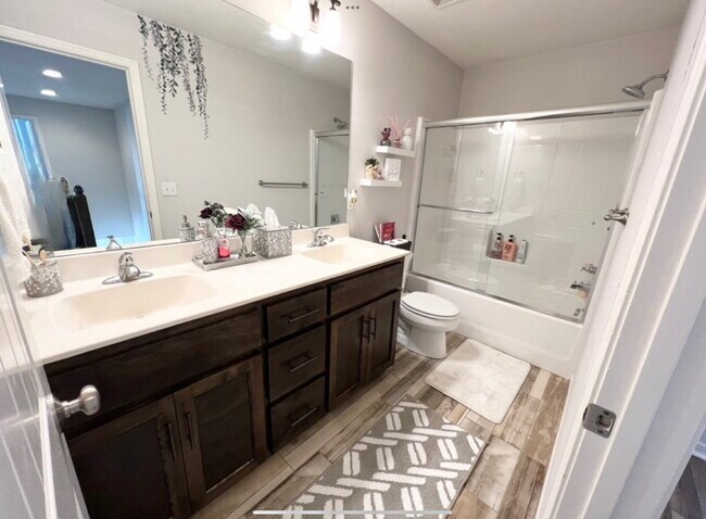 Building Photo - Beautiful 4 Bedroom/2.5 Bath Home *AVAILABLE MAY 15th*