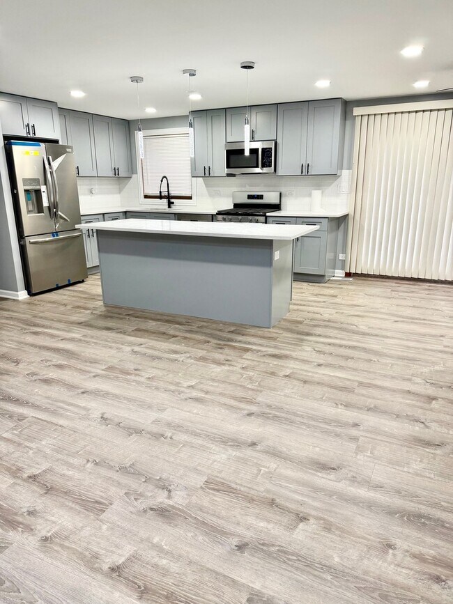 Building Photo - 1310 Somerset Ln