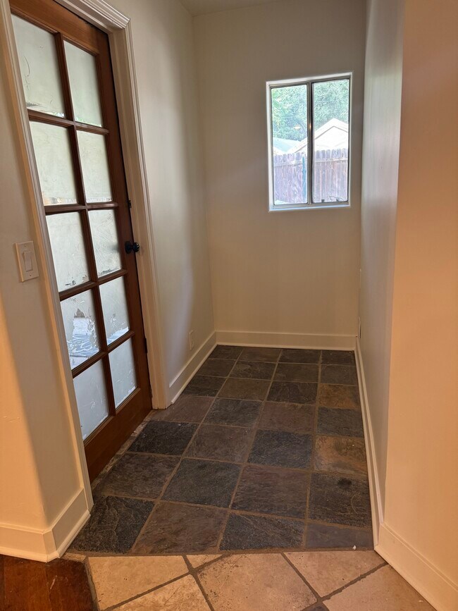 Building Photo - 1440 Old Topanga Canyon Rd