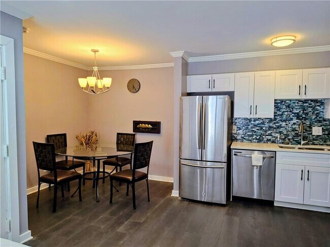 Building Photo - 2805 Northeast Expy