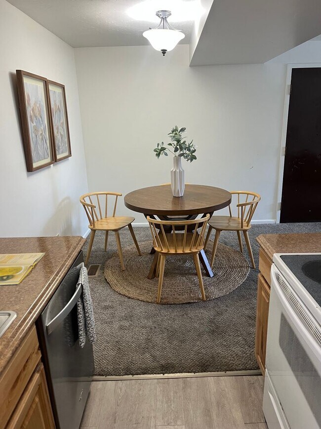 Building Photo - 2 Bedroom Condo at Greentree Condominiums!