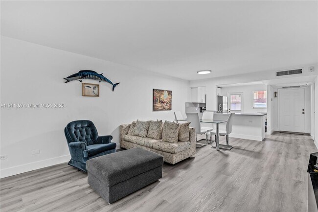 Building Photo - 445 NE 195th St