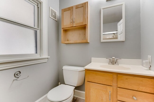 Building Photo - Gorgeous Uptown 4-bed 2-bath Single-Family House w/ Garage + Fenced-In Yard