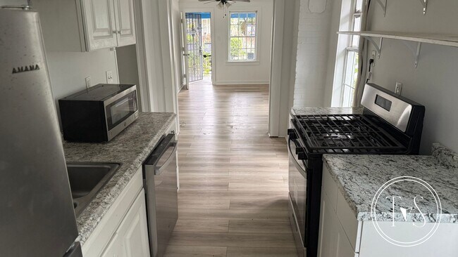 Building Photo - RATE DROP ALERT! (was $1600/month)