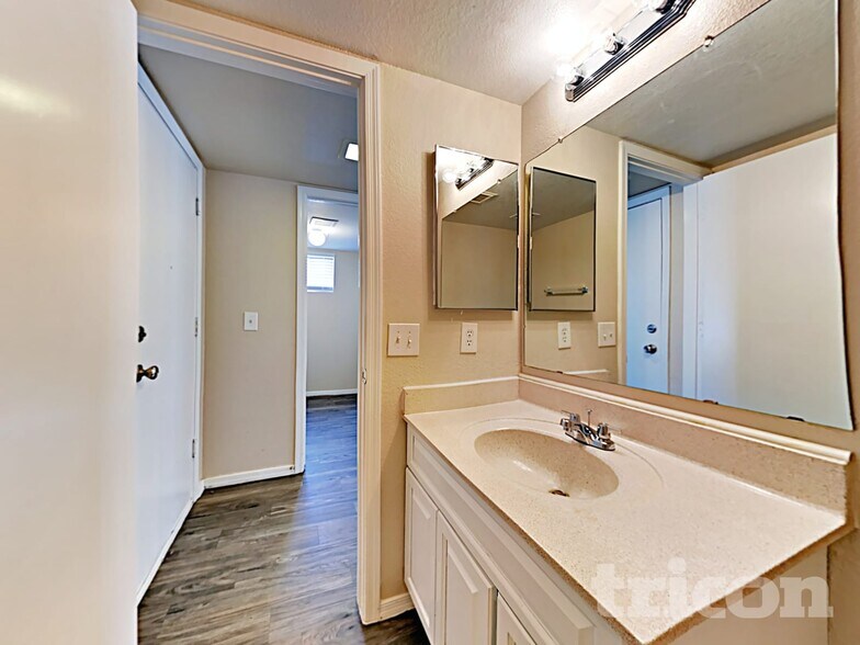 Building Photo - 8668 W Hubbell St