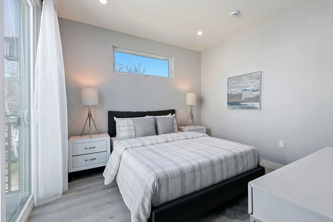 Building Photo - 13637 N Fellows Ave