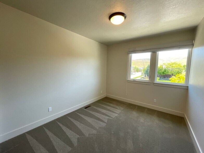 Building Photo - 6845 E Warm Springs Ave