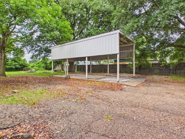 Building Photo - 4 Bedroom/3 Bathroom Home Available NOW!