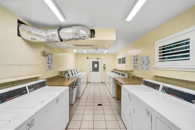 Building Photo - 9301 SW 92nd Ave