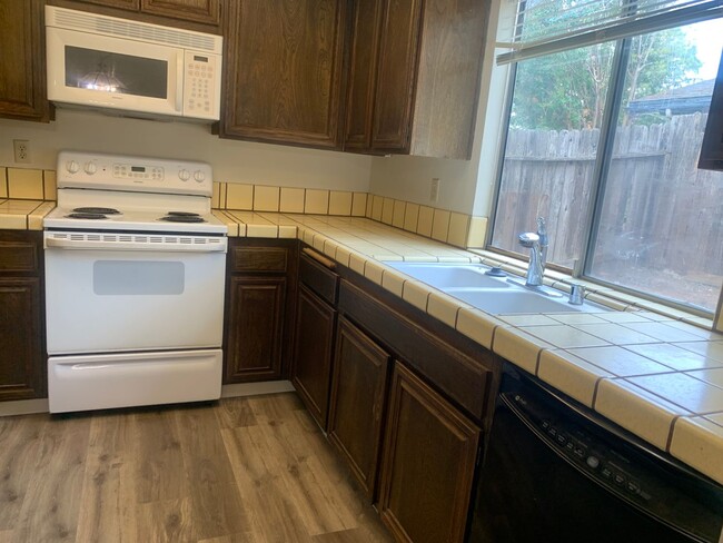 Building Photo - Large one story 4 bedroom home in Orangevale