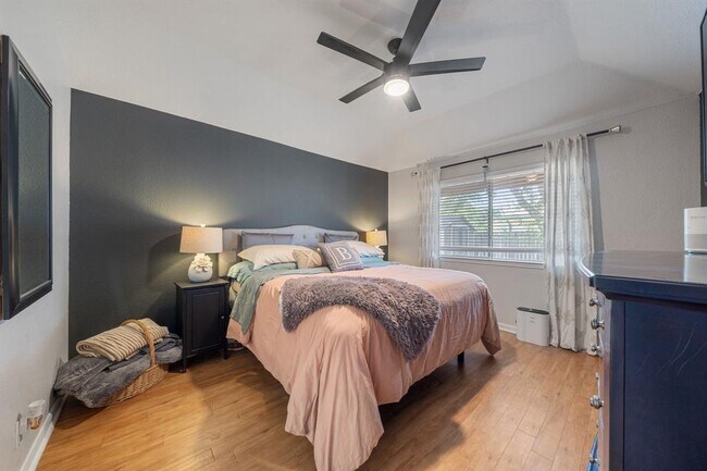 Building Photo - 301 Zebra Dr