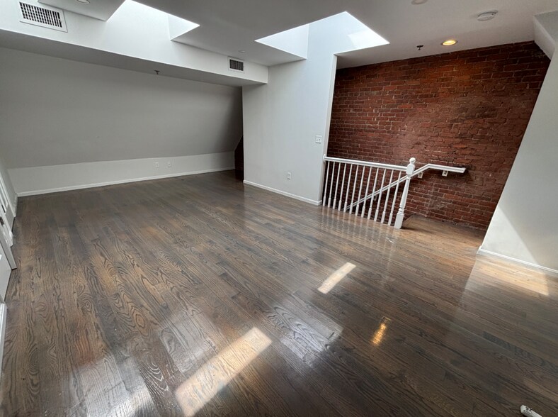 Building Photo - 1402 Beacon St