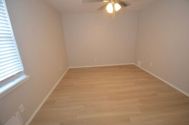 Building Photo - 2 Bed 1.5 Bath Townhome Warr Acres/Bethany