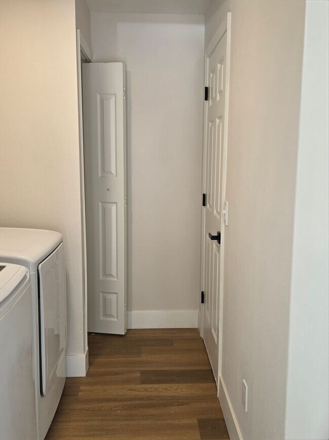 Building Photo - FOR RENT!!! SIMPLY STUNNING (REMODELED) 3 BEDROOM 2 BATH SINGLE FAMILY HOME...