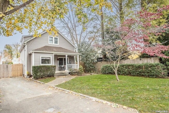 Building Photo - 2 Elm Pl