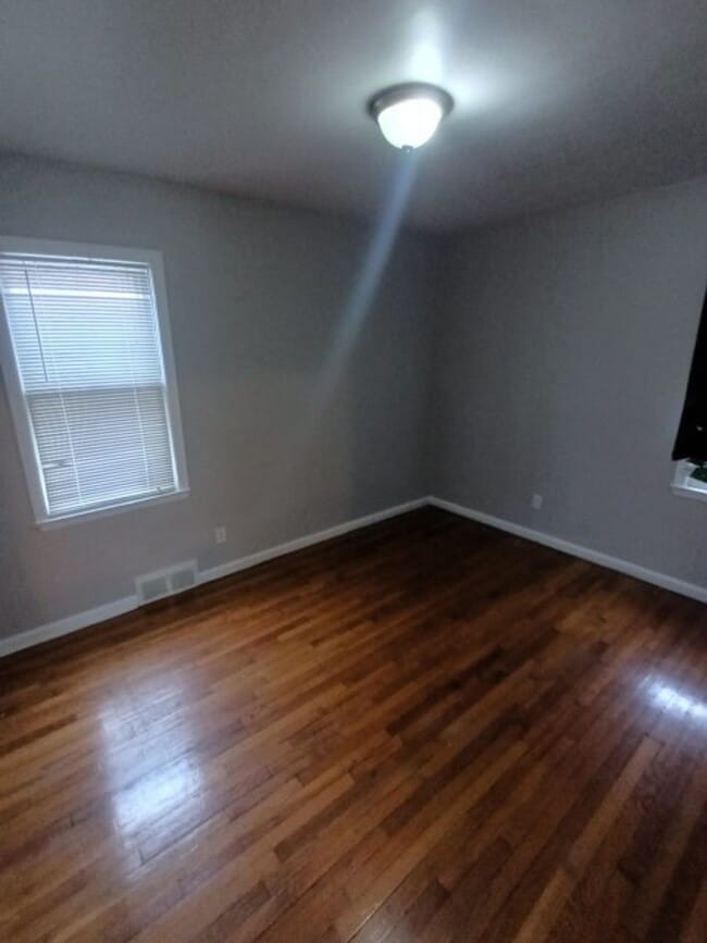 Building Photo - 3 bedroom/1.5 bath now available! $1300/mo!