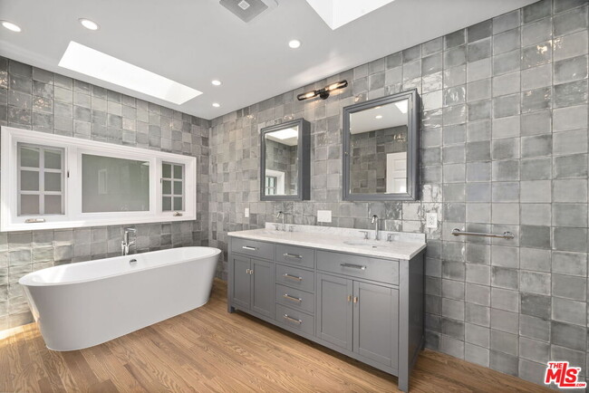 Building Photo - 2222 Sunset Crest Dr