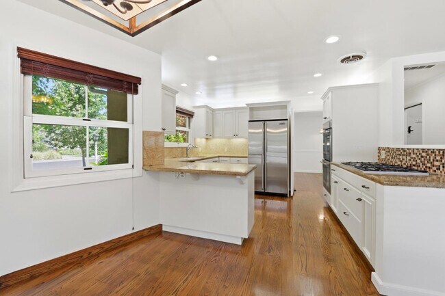 Building Photo - 1825 White Oak Dr