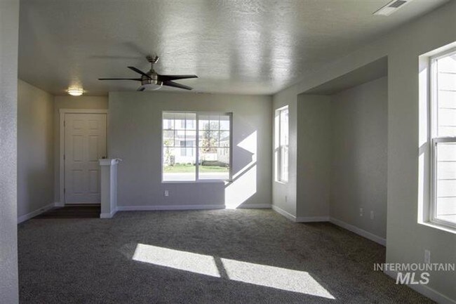 Building Photo - 2121 N Warwick Ave