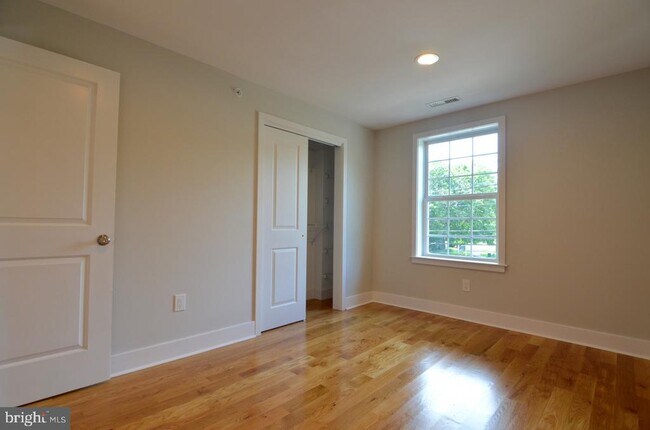 Building Photo - 400 W Wayne Ave