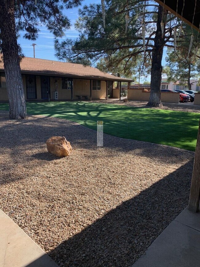 Building Photo - Small Apartment Community, Remodeled One bed/One bath!