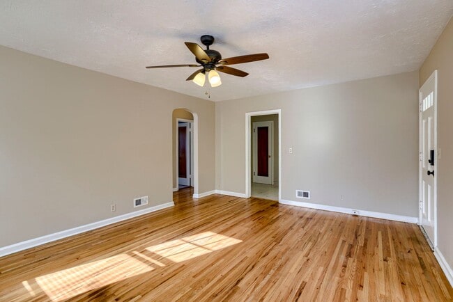 Building Photo - Charming 2 Bedroom With Spacious Living In Benson!!