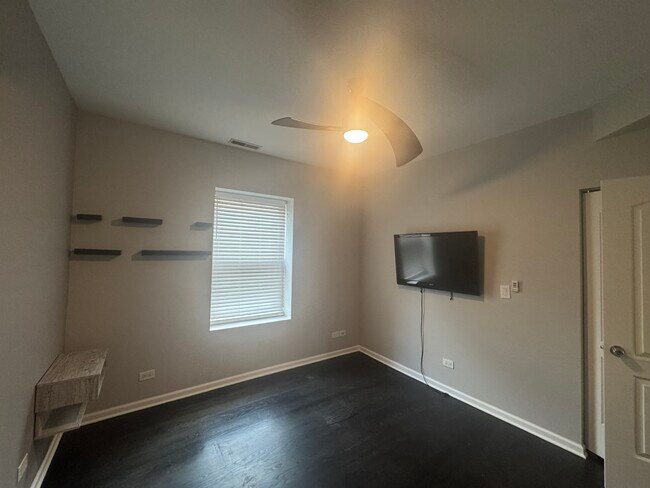 Building Photo - 1637-1632 W Farwell Ave