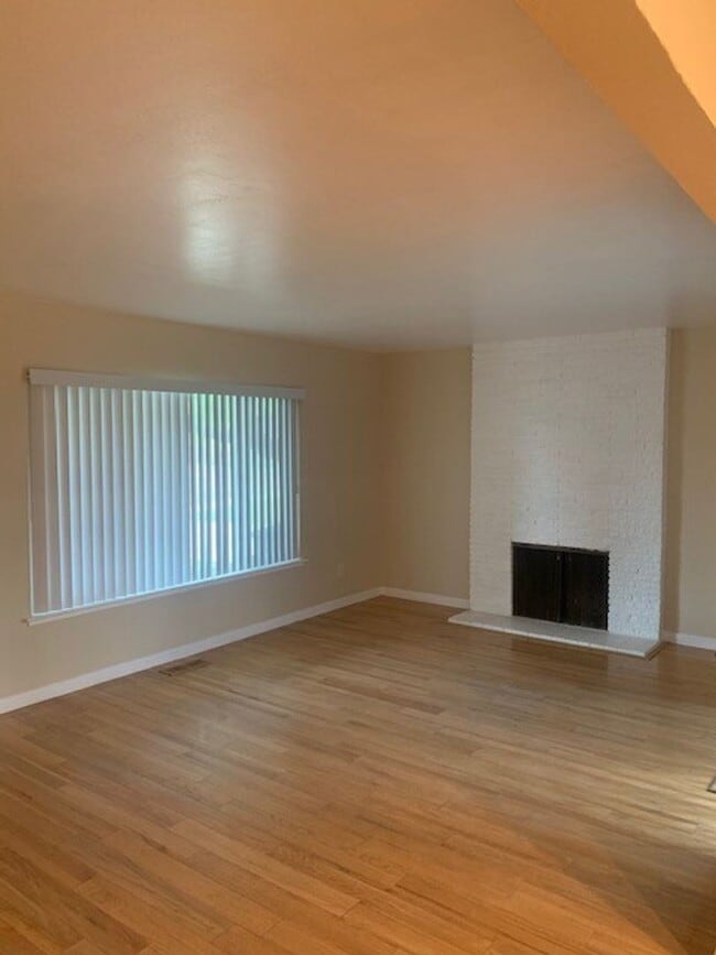 Building Photo - 3 br, 2 bath House - 1318 TOPAZ WAY