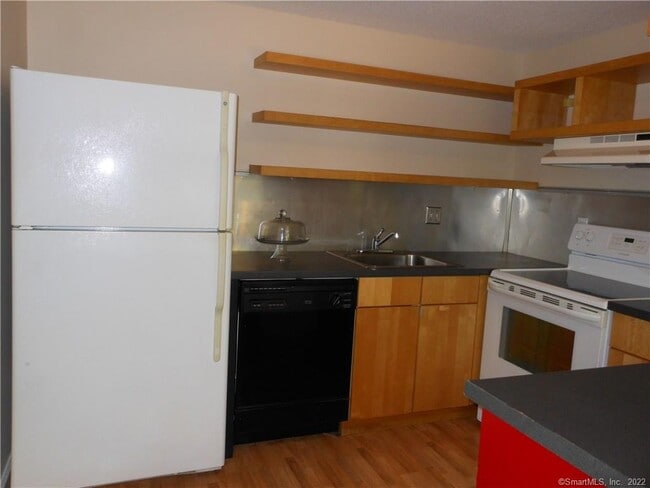 Building Photo - 7 Padanaram Rd