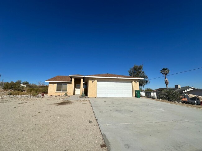 Building Photo - 4 bedroom home close to Joshua Tree Nation...