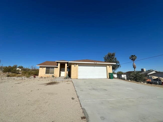 Building Photo - 4 bedroom home close to Joshua Tree National Park!