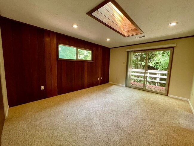 Building Photo - 4 bed, 3 bath split-level home in a private, forested setting (Bayside)