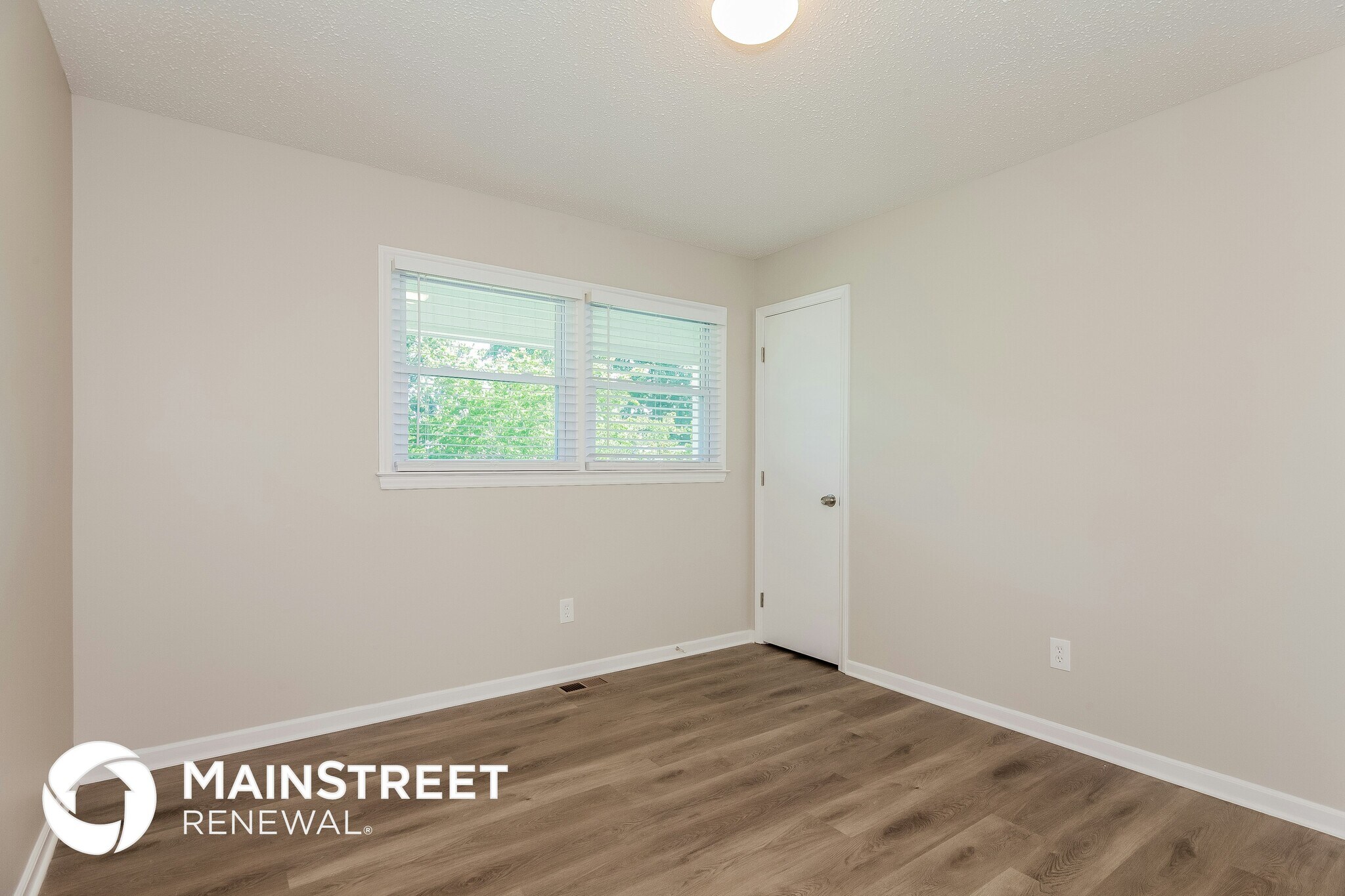Building Photo - 2419 Sandlewood Dr