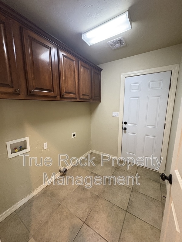 Building Photo - 817 Cypress Dr