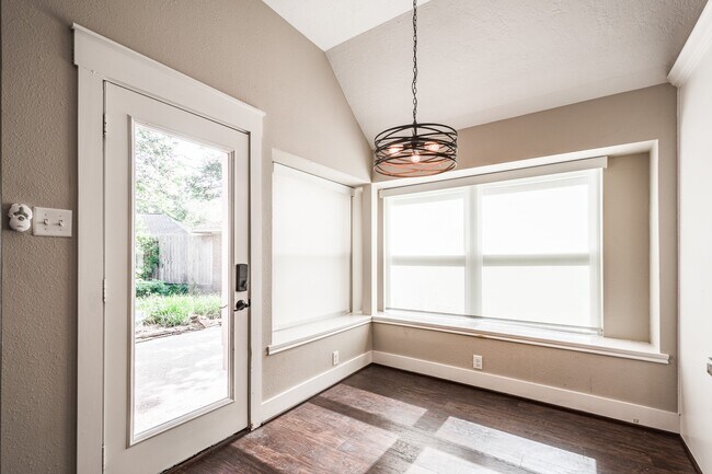 Building Photo - 2506 S Strathford Ln