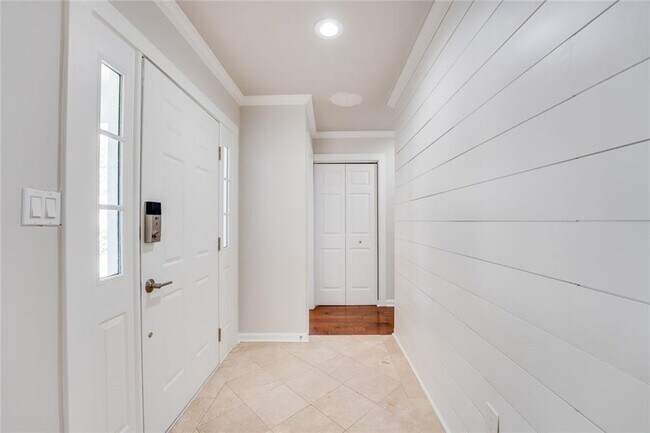 Building Photo - 35 Ashleigh Terrace NE