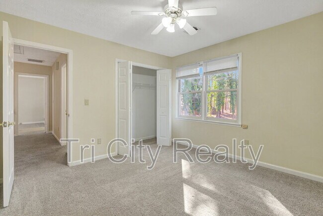 Building Photo - 216 Shadowood Ln