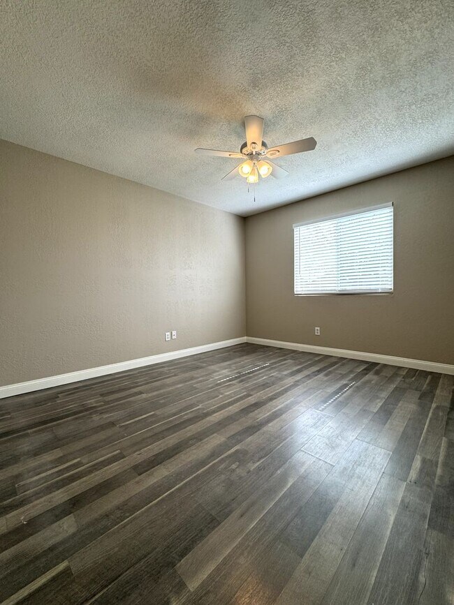 Building Photo - CORNER LOT 3 BEDROOM PLUS DEN WITH FIREPLACE AND LARGE YARD