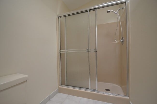 Building Photo - Cute 3 BR/2 BR Home  ~ Community Pool ~ Fe...