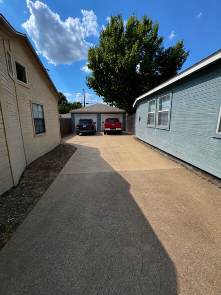 Concrete Driveway (1 car garage) - 10109 Galway Dr