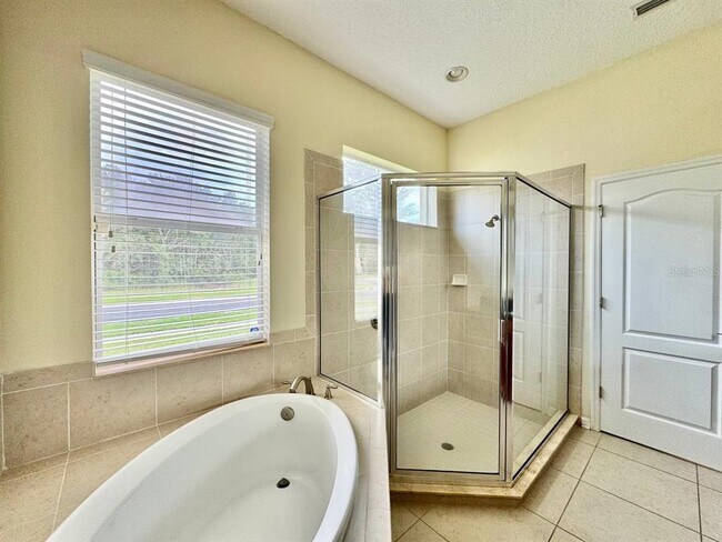 Building Photo - 3989 Windcrest Dr