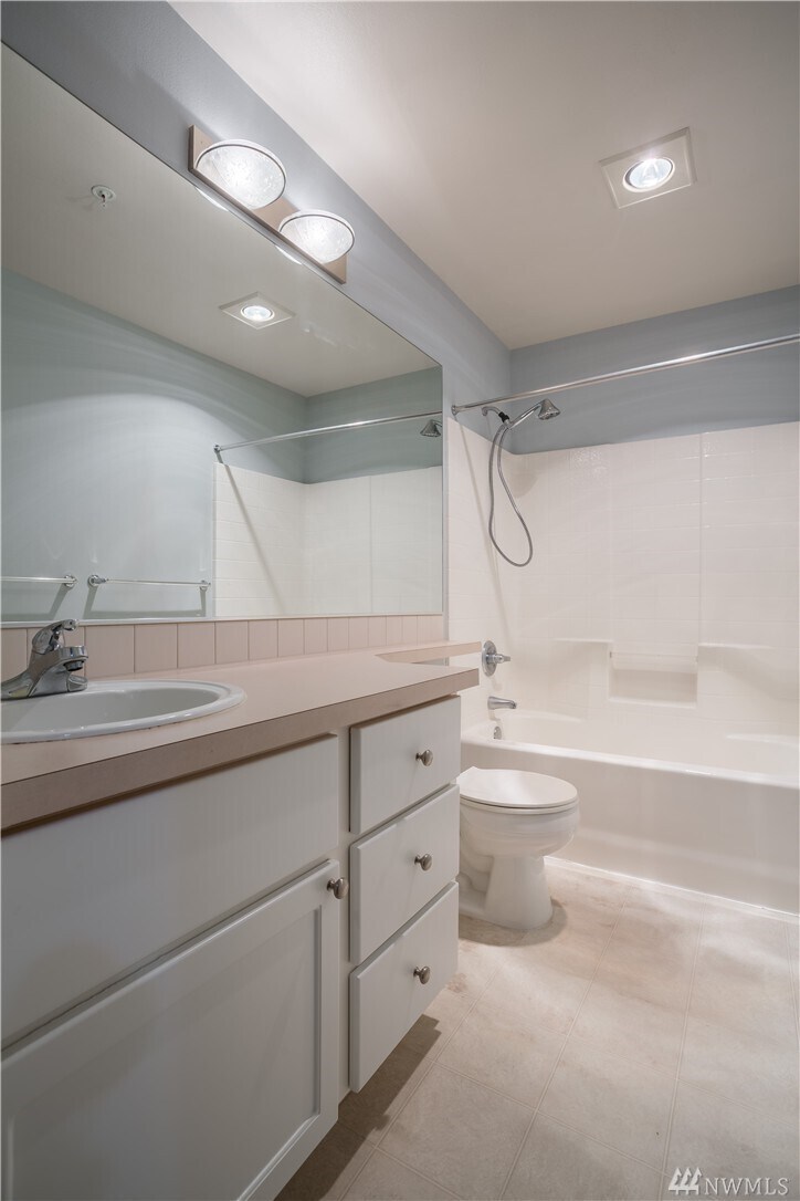 Building Photo - 3500 E Lake Sammamish Pky SE