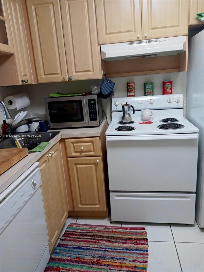 Building Photo - 9350 Fontainebleau Blvd